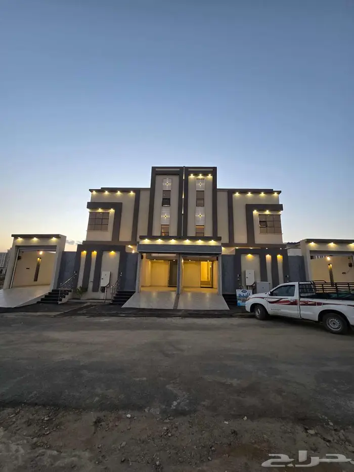 للبيع روف علوى مع ملحق حوش ومدخل سياره 9غرفVIPطريق الثمانين 0