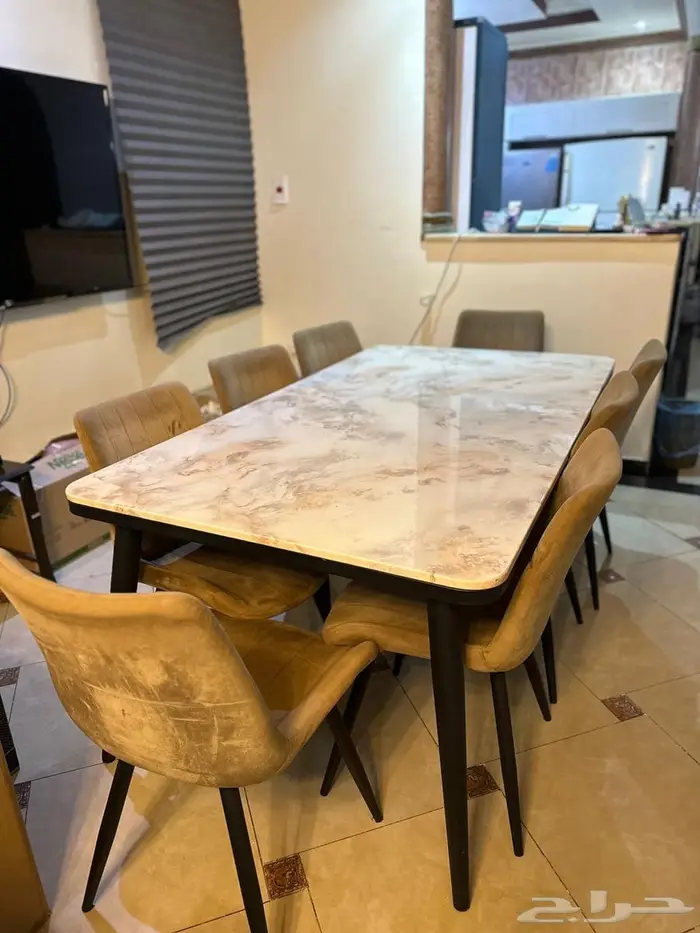 طاولة طعام وفريزر وبرادة ودولاب 0