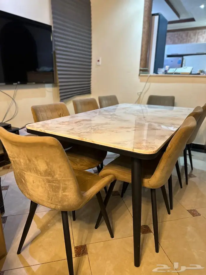 طاولة طعام وفريزر وبرادة ودولاب 2