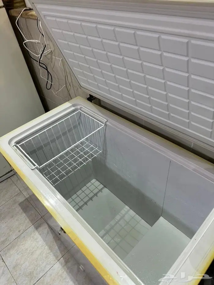 طاولة طعام وفريزر وبرادة ودولاب 5