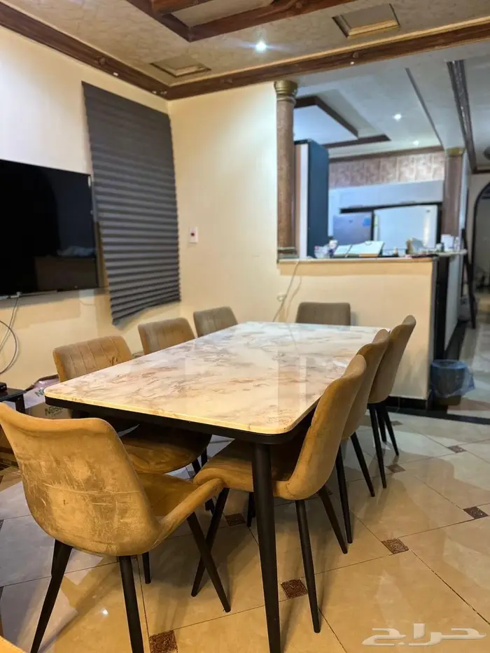 طاولة طعام وفريزر وبرادة ودولاب 1