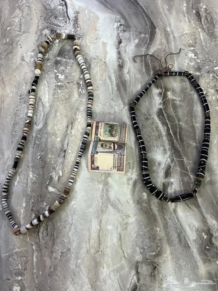 ح لي نسائيه قديمه وورقه 5 ريال الملك فهدآل سعود رحمه الله 0