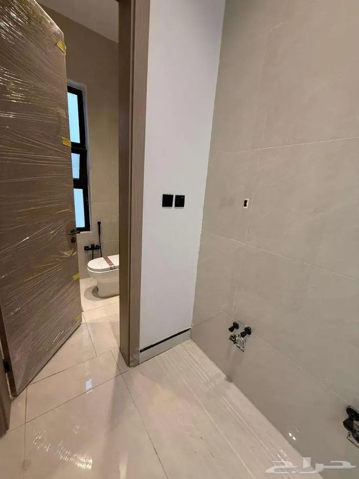 فيلا فاخرة مع شقه للبيع حي غصون الجنادريه 13