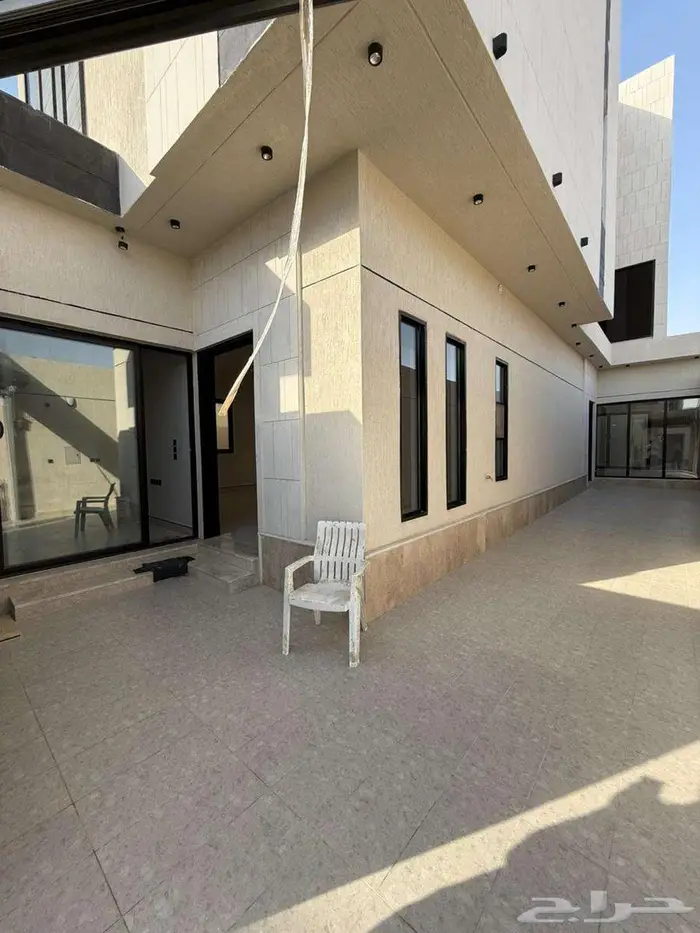 فيلا فاخرة مع شقه للبيع حي غصون الجنادريه 2