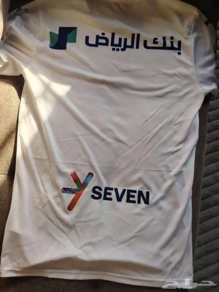 توقيع شخصي من عمر عبدالرحمن على طقم الهلال الرسمية 2