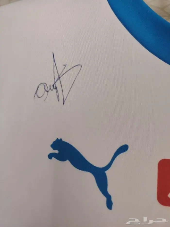 توقيع شخصي من عمر عبدالرحمن على طقم الهلال الرسمية 1