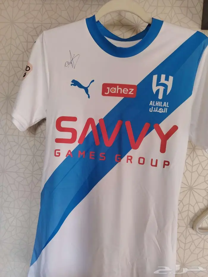 توقيع شخصي من عمر عبدالرحمن على طقم الهلال الرسمية 0