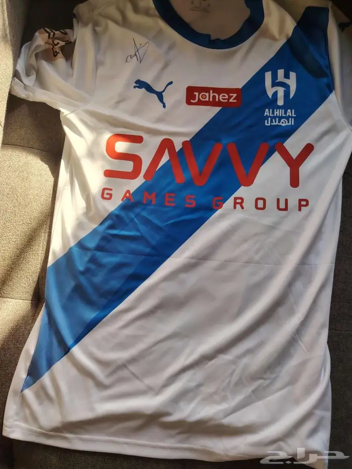 توقيع شخصي من عمر عبدالرحمن على طقم الهلال الرسمية 4