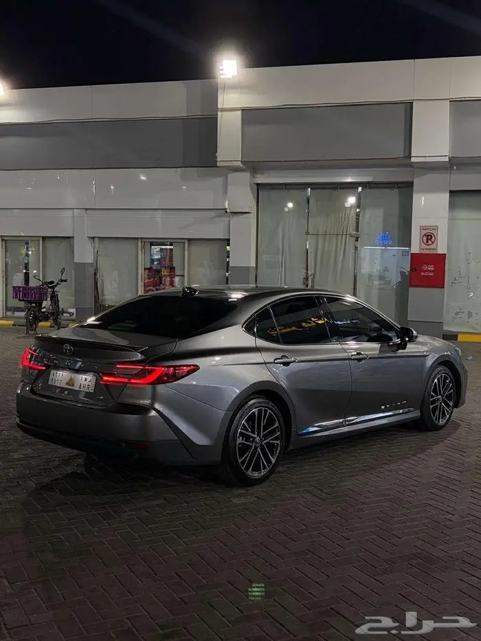 تويوتا كامري LE هايبرد بانوراما 2025 سعودي لون تيتانيوم 3