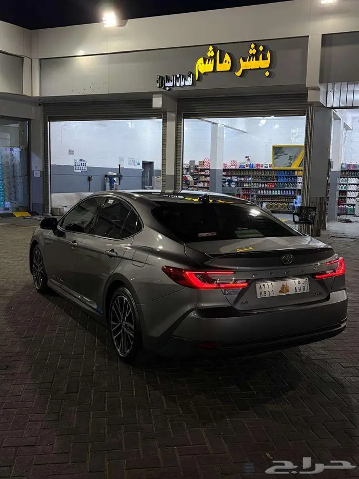 تويوتا كامري LE هايبرد بانوراما 2025 سعودي لون تيتانيوم 2