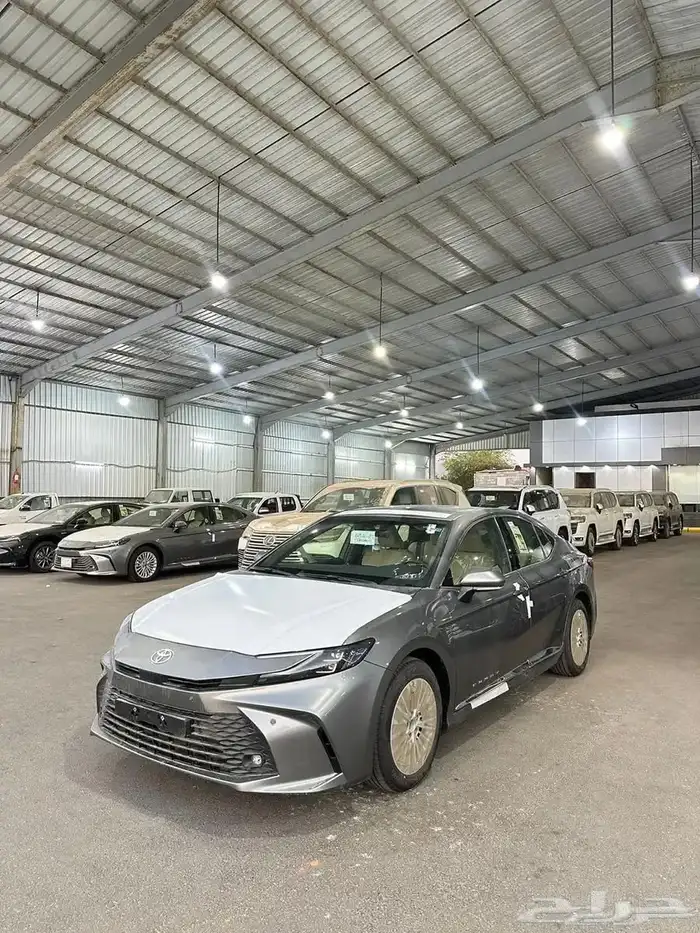 تويوتا كامري الموديل 2025 اللون تيتانيوم اصفار 2