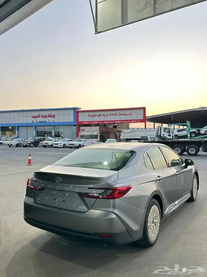 تويوتا كامري الموديل 2025 اللون تيتانيوم اصفار 4