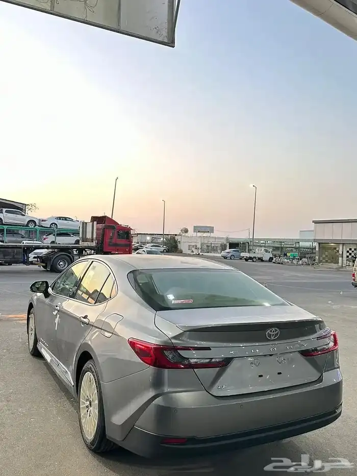 تويوتا كامري الموديل 2025 اللون تيتانيوم اصفار 3