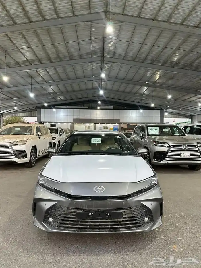 تويوتا كامري الموديل 2025 اللون تيتانيوم اصفار 1