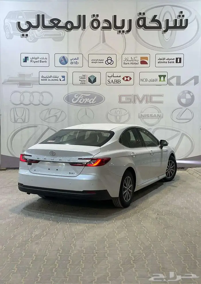 كامري E بنزين وهايبرد 2025 3