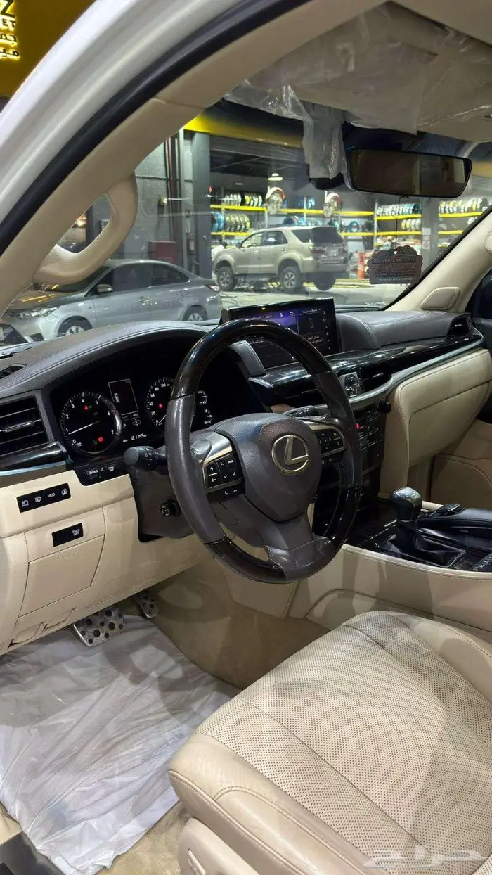 لكزس 2019 570 10