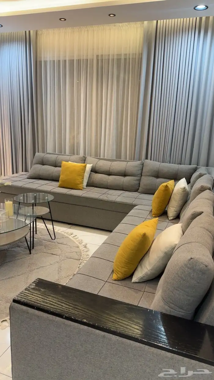 للبيع كنب صاله مع طاولة خدمه وطاوله طعام 8 كراسي 2