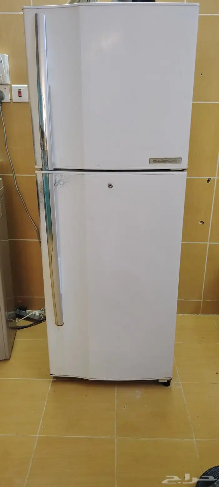 ثلاجه هيتاشي نظيفه للبيع 500ريال للتواصل 3