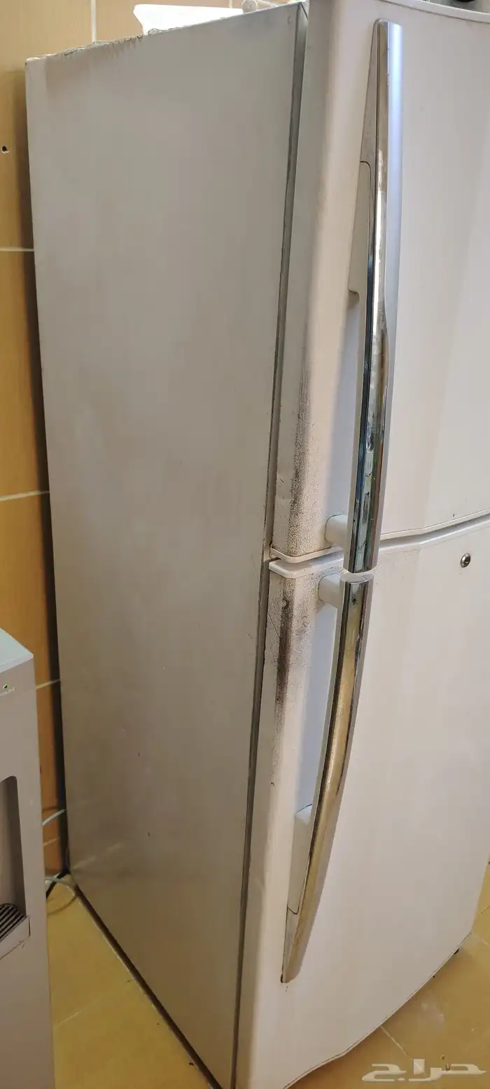 ثلاجه هيتاشي نظيفه للبيع 500ريال للتواصل 4