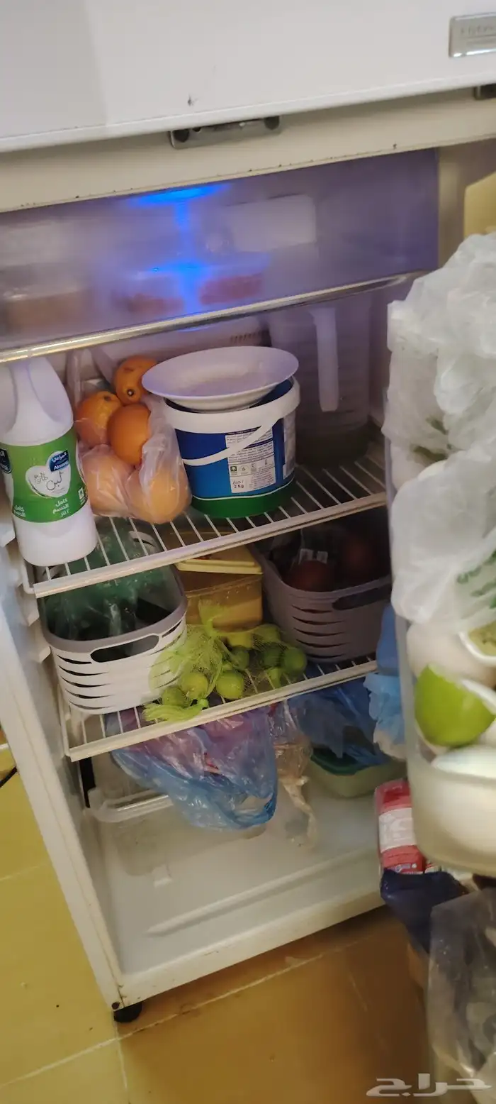 ثلاجه هيتاشي نظيفه للبيع 500ريال للتواصل 1