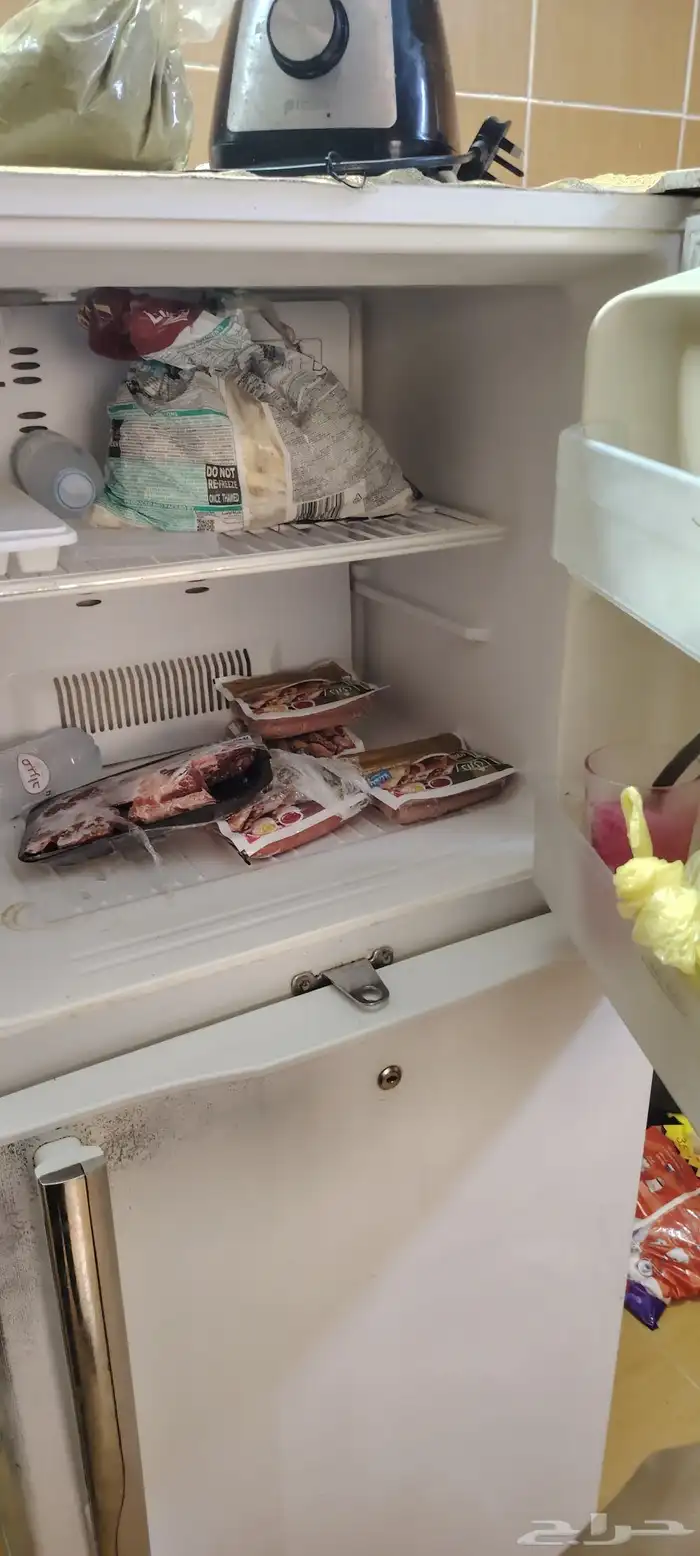 ثلاجه هيتاشي نظيفه للبيع 500ريال للتواصل 2