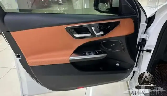 مرسيدس C300 4MATIC 2024 عرض مميز 12