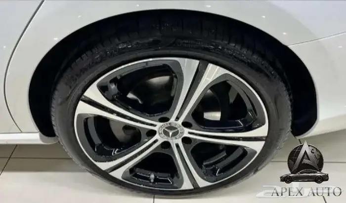 مرسيدس C300 4MATIC 2024 عرض مميز 5