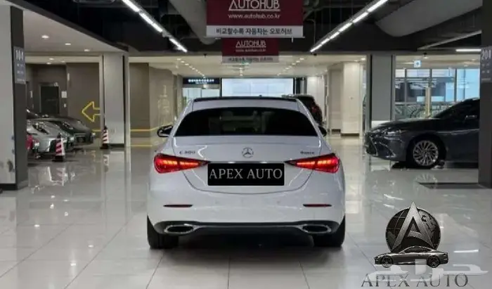 مرسيدس C300 4MATIC 2024 عرض مميز 3
