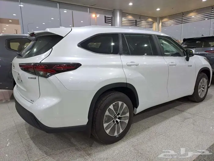 تويوتا هايلندر GLE فتحة هايبرد 2025 ( متوفر لون فضي ) 5