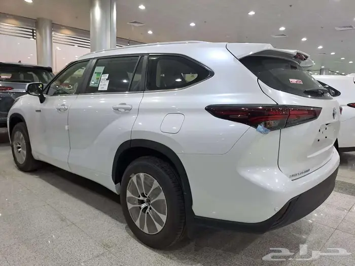 تويوتا هايلندر GLE فتحة هايبرد 2025 ( متوفر لون فضي ) 2