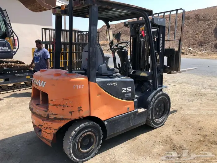 رافعه دوسان 2.5طن موديل 2010 معرض رواد المعدات 3