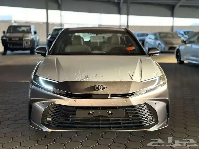 تويوتا كامري LE بنزين 2025 ابيض رمادي اسود 4