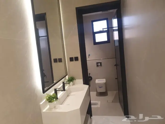 للبيع دور علوي معه شقه مساحه 345 في حي نواره 4