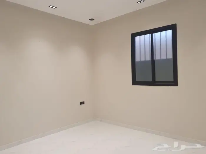 للبيع دور علوي معه شقه مساحه 345 في حي نواره 17