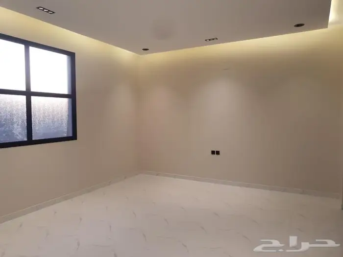 للبيع دور علوي معه شقه مساحه 345 في حي نواره 21