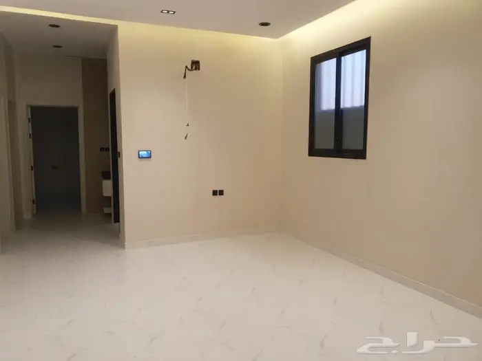 للبيع دور علوي معه شقه مساحه 345 في حي نواره 7