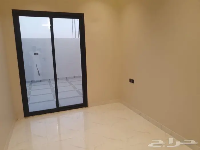 للبيع دور علوي معه شقه مساحه 345 في حي نواره 23