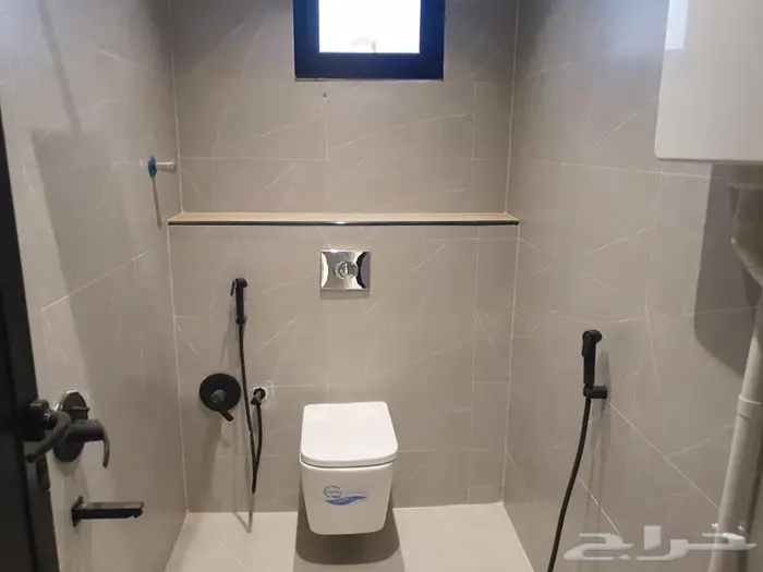 للبيع دور علوي معه شقه مساحه 345 في حي نواره 14