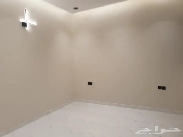 للبيع دور علوي معه شقه مساحه 345 في حي نواره 22