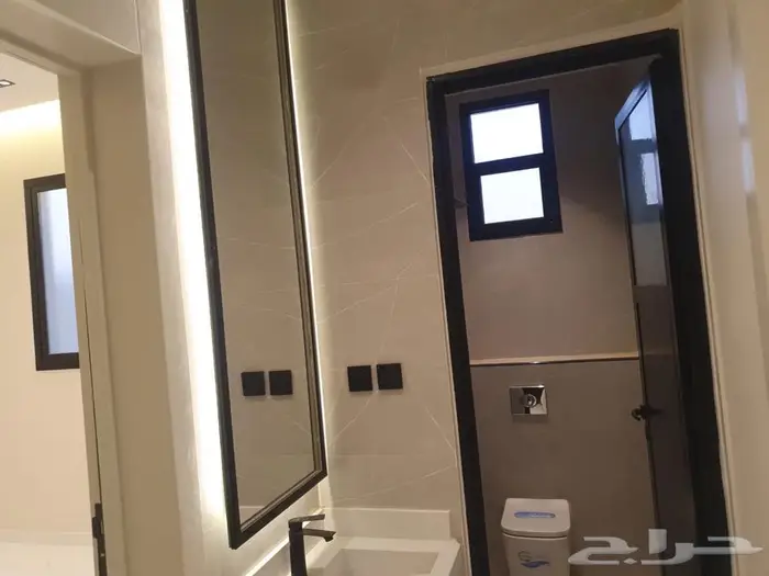 للبيع دور علوي معه شقه مساحه 345 في حي نواره 16