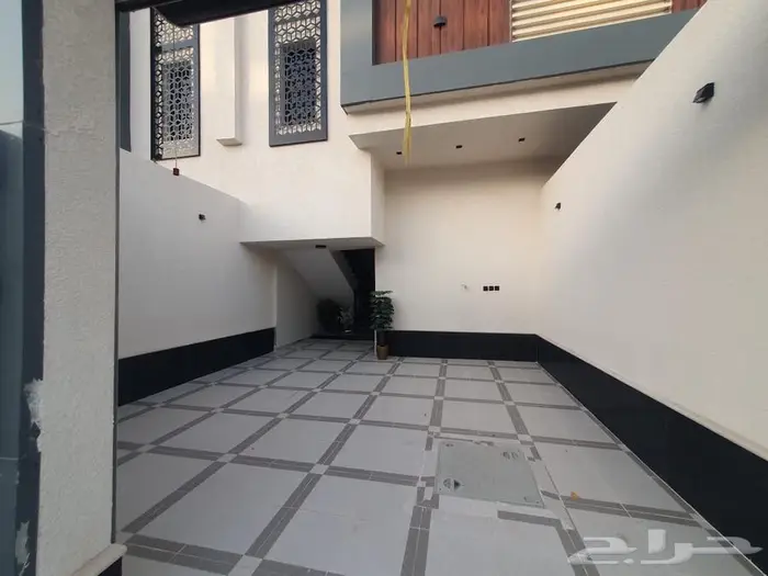 للبيع دور علوي معه شقه مساحه 345 في حي نواره 1