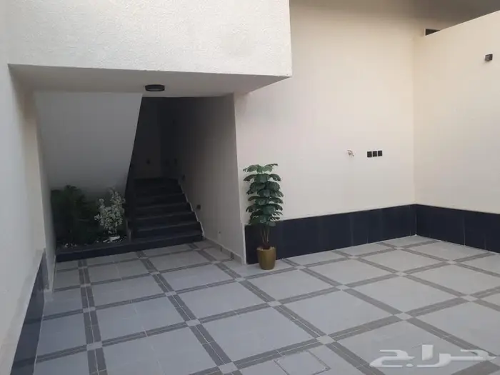 للبيع دور علوي معه شقه مساحه 345 في حي نواره 2