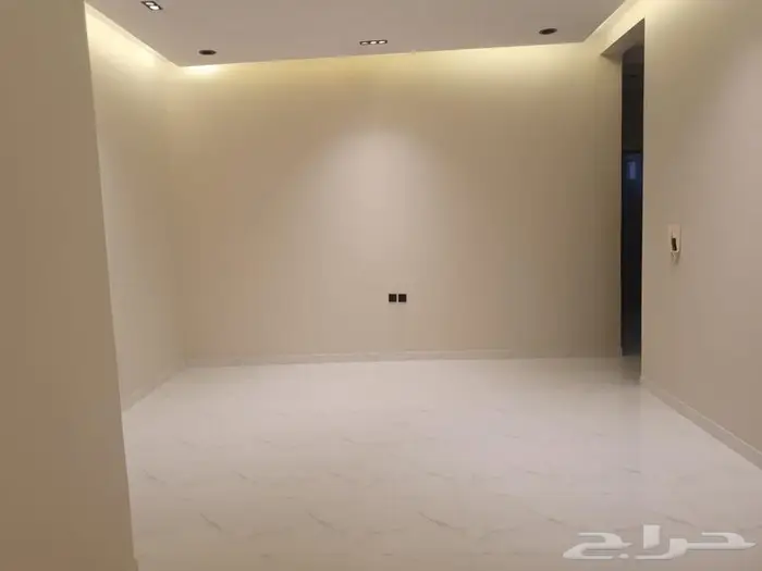 للبيع دور علوي معه شقه مساحه 345 في حي نواره 19