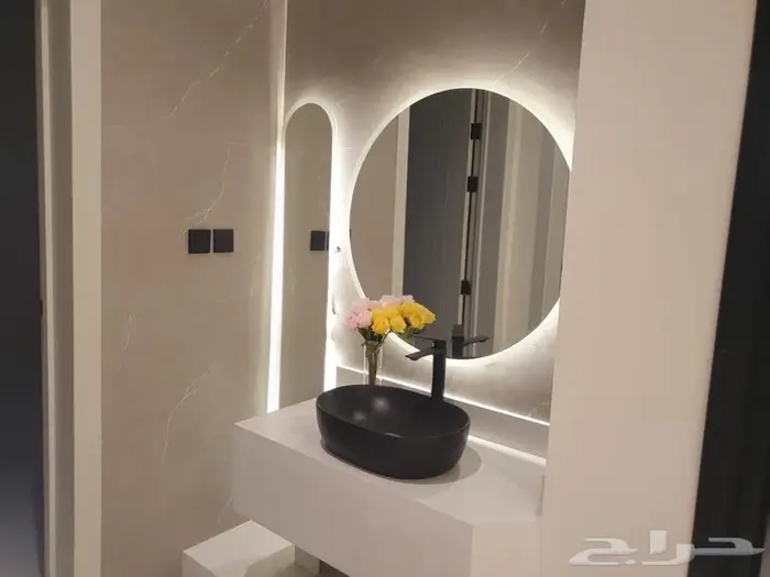 للبيع دور علوي معه شقه مساحه 345 في حي نواره 15