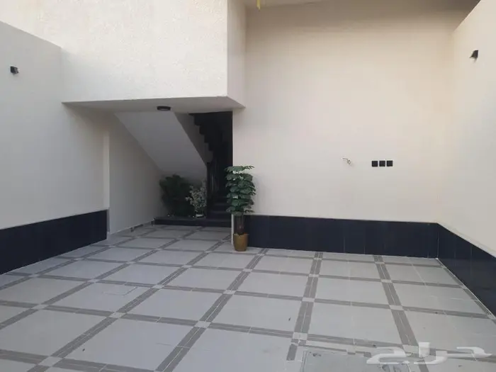 للبيع دور علوي معه شقه مساحه 345 في حي نواره 3