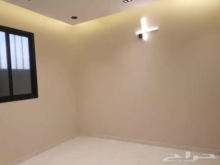 للبيع دور علوي معه شقه مساحه 345 في حي نواره 9