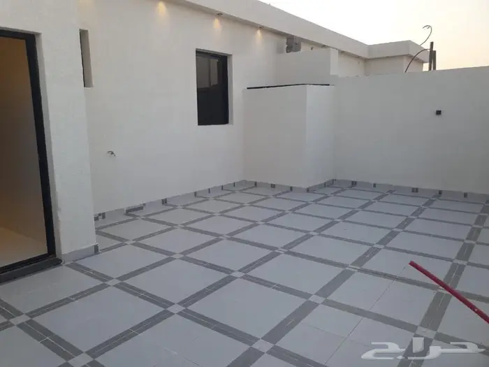 للبيع دور علوي معه شقه مساحه 345 في حي نواره 24