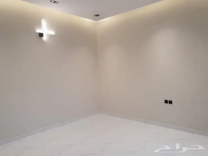 للبيع دور علوي معه شقه مساحه 345 في حي نواره 13