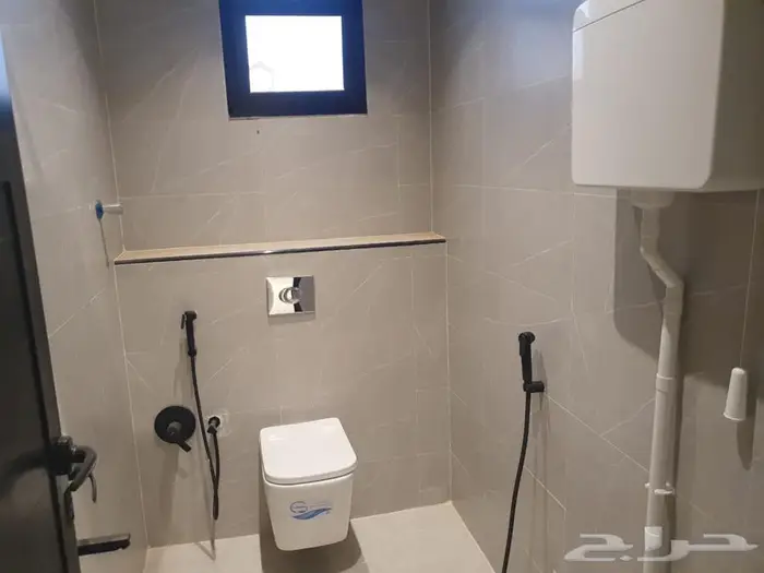 للبيع دور علوي معه شقه مساحه 345 في حي نواره 12