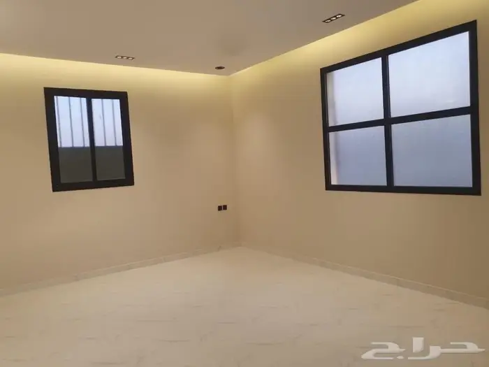 للبيع دور علوي معه شقه مساحه 345 في حي نواره 6